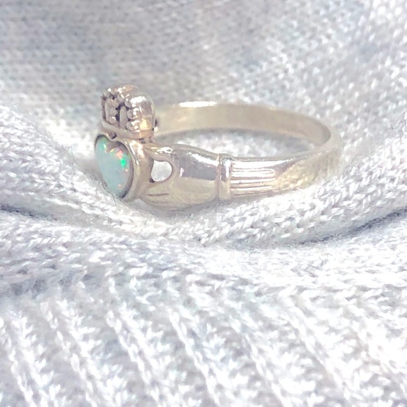 Irish Claddagh Ring With Synthetic Opal - Picture 4 of 6